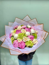 Load image into Gallery viewer, Designer&#39;s Choice Hand Tied Bouquet - Four Seasons Floristry
